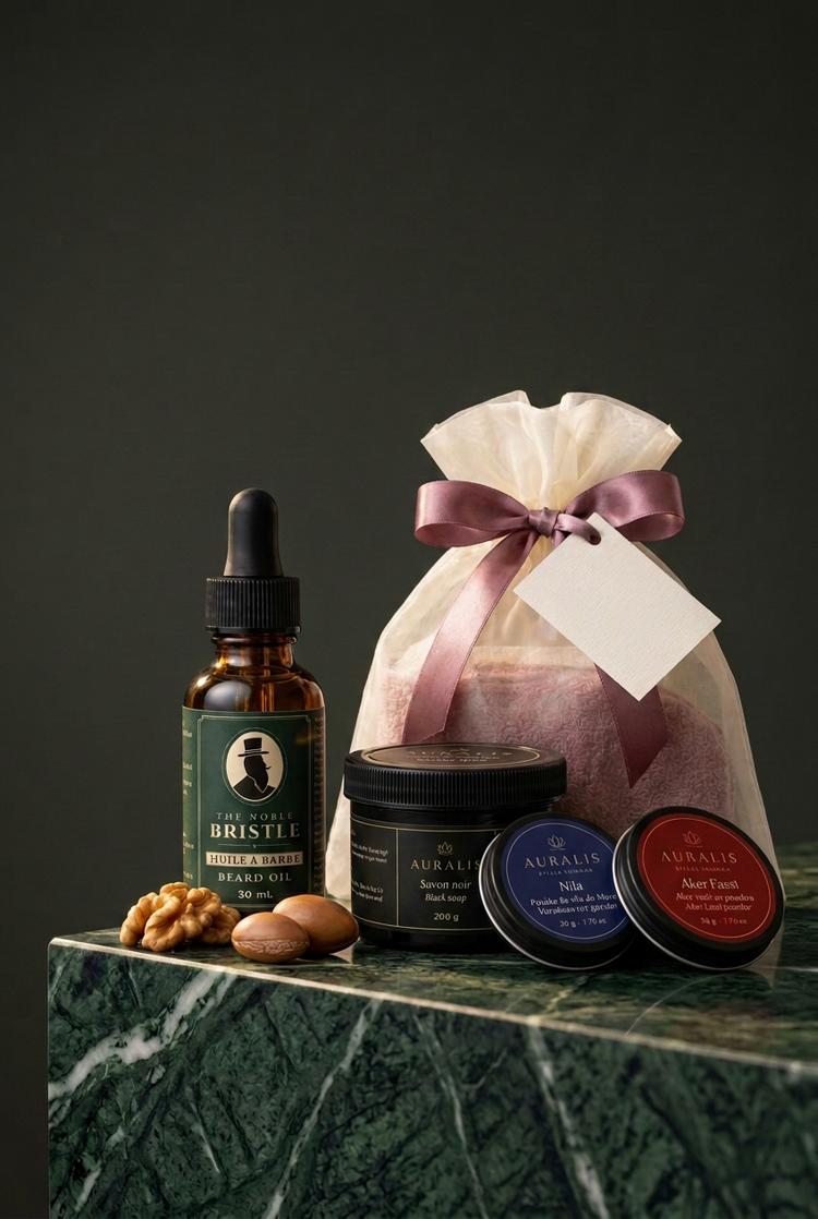 Duo Lui & Elle : huile à barbe The Noble Bristle et coffret Auralis en sac d’organza sur marbre vert
